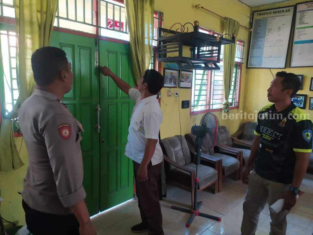 Anggota Polsek Driyorejo saat melakukan olah TKP di SDN 166 Desa Sumput, Kecamatan Driyorejo Gresik