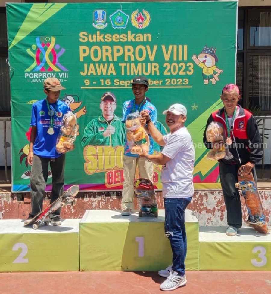 Priyo Bogank Sudibyo, bersama atlet Skateboard peraih medali dalam Porprov Jatim Ke-VIII Tahun 2023, Senin (11/9/2023).