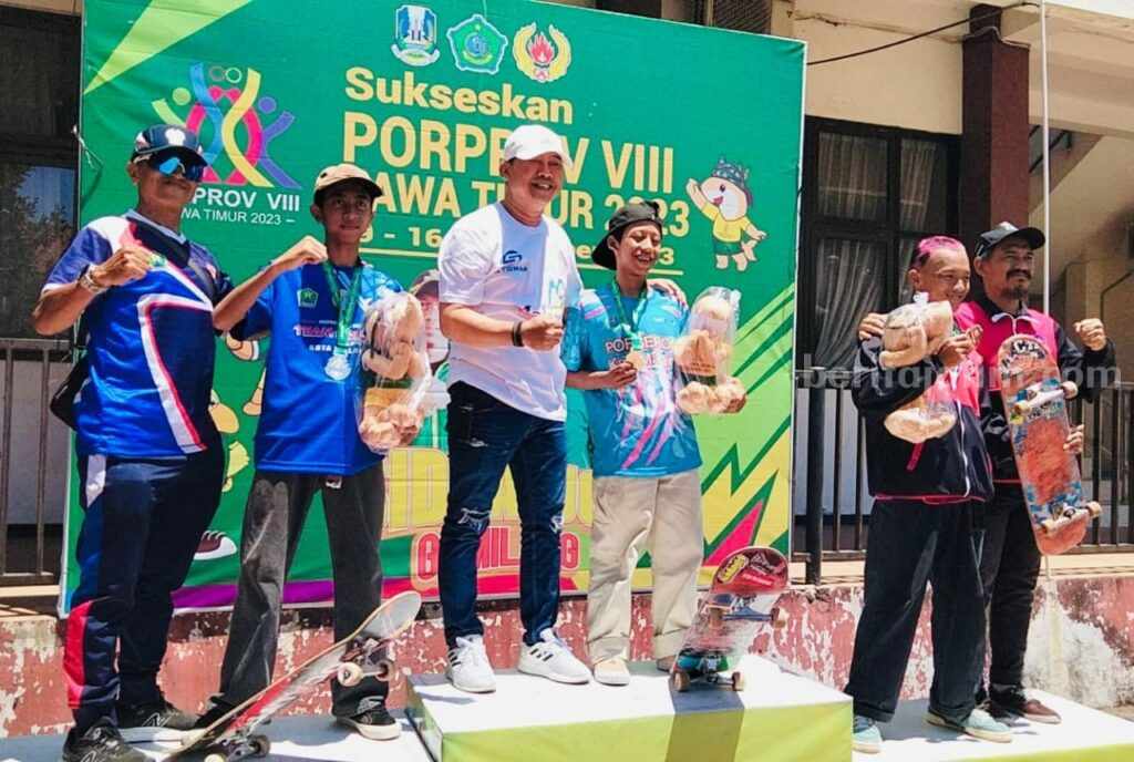 Atlet Skateboard Kabupaten Malang Sukses Raih Emas di Porprov Jatim VIII Priyo Bogank Sudibyo, bersama atlet Skateboard peraih medali dalam Porprov Jatim Ke-VIII Tahun 2023, Senin (11/9/2023).