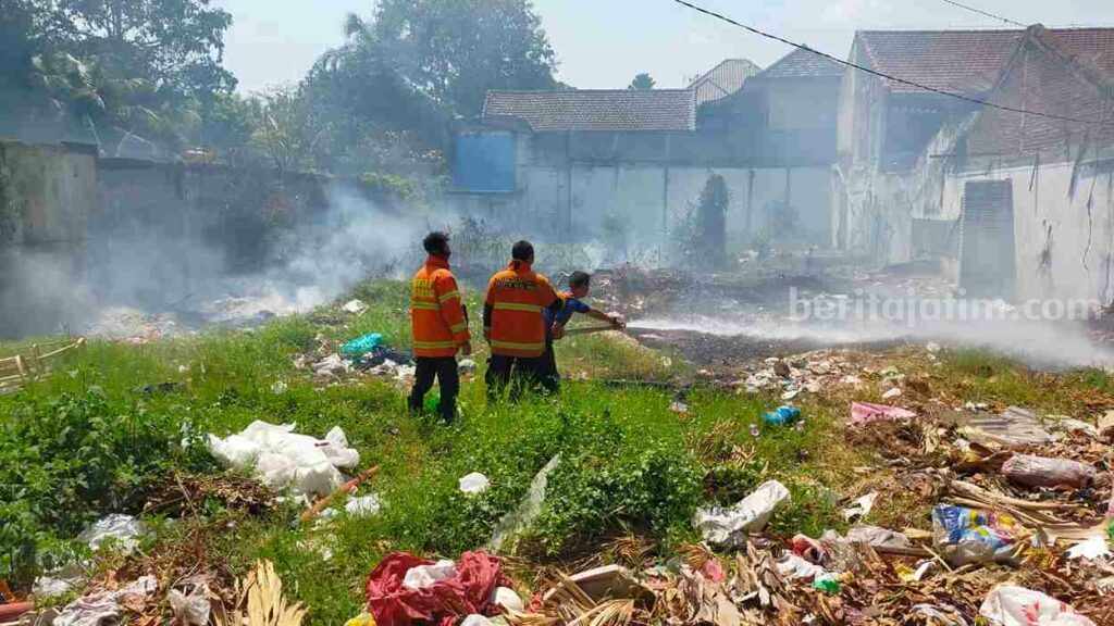 ODGJ Bakar Sampah Diduga Jadi Pemicu Kebakaran TPS Raya Langsep Kota Malang Malang(beritajatim.com) - Sebuah Tempat Pembuangan Sampah Sementara (TPS) di wilayah Jalan Raya Langsep, Kota Malang terbakar pada Senin, (11/9/2023). Kebakaran terjadi pada pukul 10.00 WIB. Kepala UPT Pemadam Kebakaran Kota Malang, Agoes Soebekti mengatakan bahwa dugaan sementara kebakaran disebabkan oleh Orang Dengan Gangguan Jiwa (ODGJ). Warga yang mengetahui langsung menghubungi Pemadam Kebakaran Kota Malang. "Penyebab kebakaran itu diduga akibat dari ODGJ yang membakar sampah di tempat tersebut. Jadi warga kemudian laporan dan minta tolong ke kami," kata Agoes. Saat itu, Tim Pemadam Kebakaran menerjunkan 2 armada damkar beserta 8 personel. Kebakaran berhasil dipadamkan dalam waktu 20 menit. Petugas telah memastikan api padam dan tidak berpotensi muncul api susulan lagi. Sementara ODGJ yang diduga membakar sampah telah diamankan oleh Polsek Klojen untuk dilakukan asesmen dan penanganan lebih lanjut. Untuk luas area lahan yang kebakaran diperkirakan mencapai 250 meter persegi. "Di musim kemarau yang kering kan memang sering ada kebakaran dan apa apa mudah terbakar. Rata rata kan penyebab kebakaran lahan adalah pembakaran sampah. Jadi mohon masyarakat lebih waspada," tutur Agoes. (Luc) Caption : Lahan yang diduga dibakar ODGJ (UPT Damkar Kota Malang)