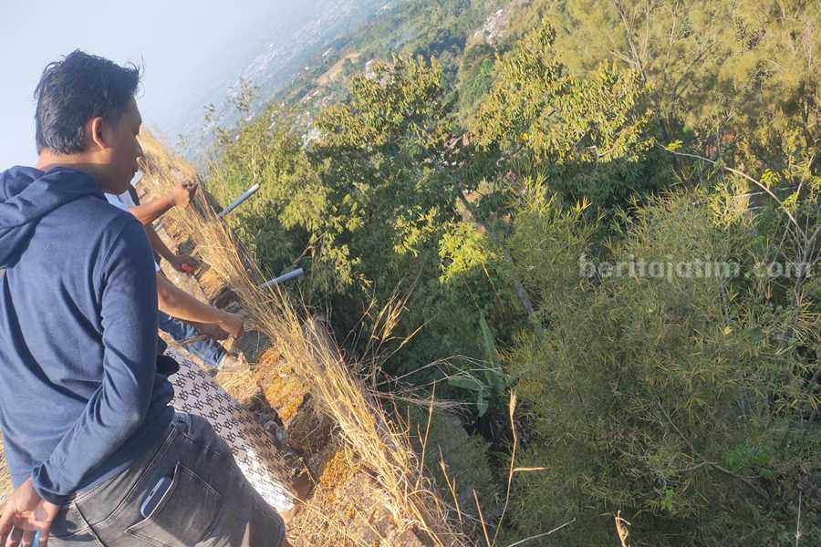 Lokasi lantai tiga bangunan kosong saat korban menjatuhkan diri.