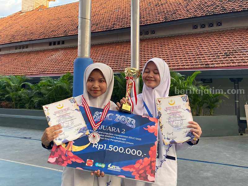 Dua Siswi Al Hikmah Surabaya Raih Juara di Ajang S2LC 2023 Anindhira Diyanah Bachtiar dan Corraina Mutiara Aliifahdewi peraih Juara 2 S2LC Tingkat SMP/MTs Sederajat.