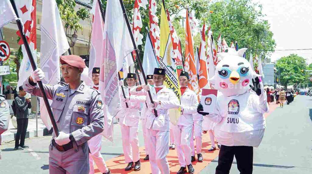 Pembukaan kirab Bendera Pemilu 2024 yang digelar di Halaman Pendopo Lokatantra Lamongan.