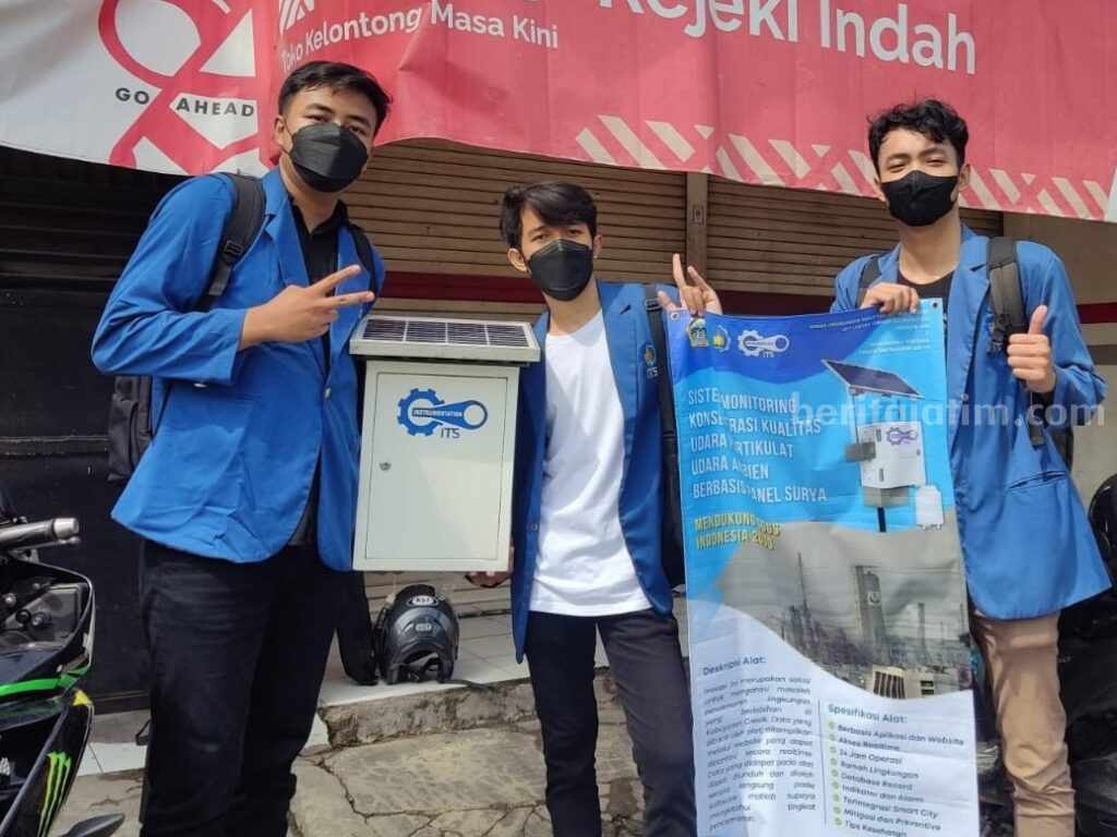 Alat pemantau udara ciptaan mahasiswa ITS saat dikenalkan pada Car Free Day di Gresik.