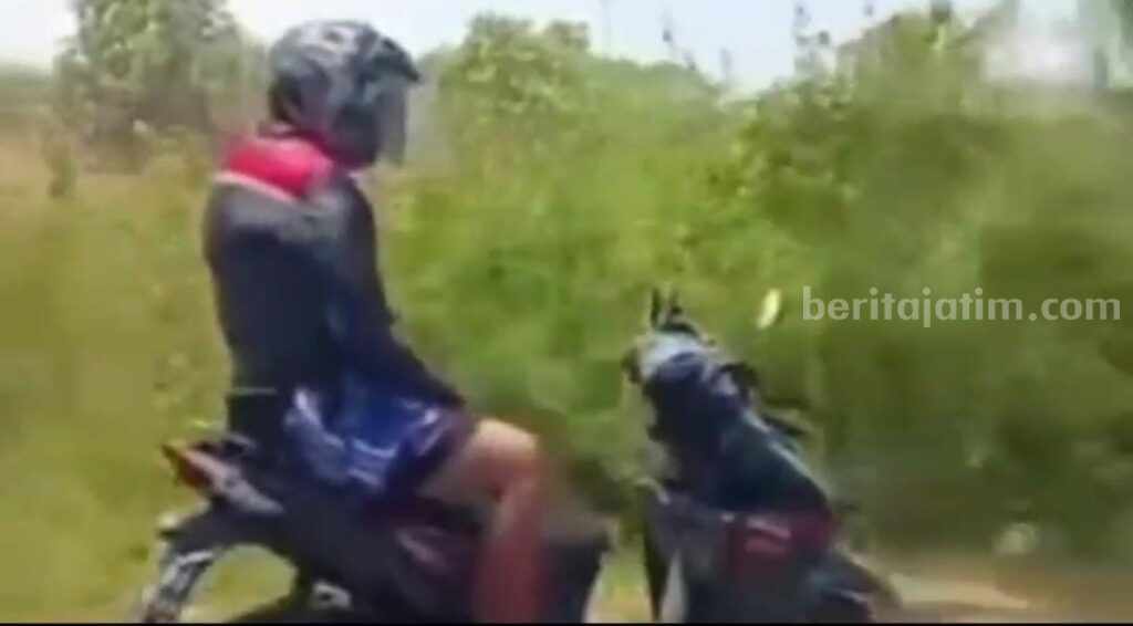 Potongan gambar video pria lepas stir di jalan raya akses jembatan Suramadu (Foto: Zamachsari/beritajatim.com)