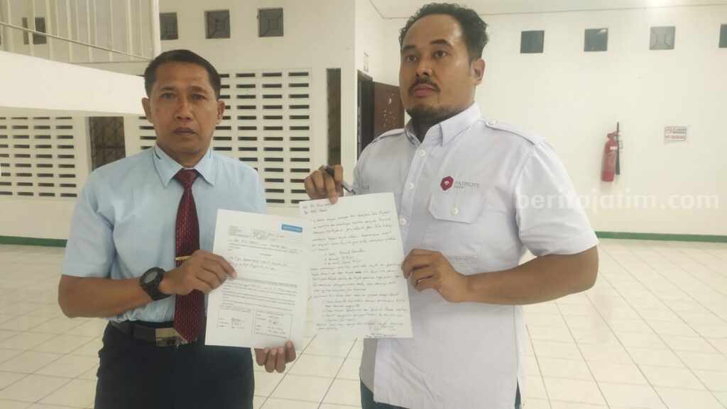 Manajer Tim Sepak Bola Kabupaten Mojokerto, Raja Siahaan menunjukkan surat protes usai laga semifinal sepak bola putra Porprov Jatim VIII