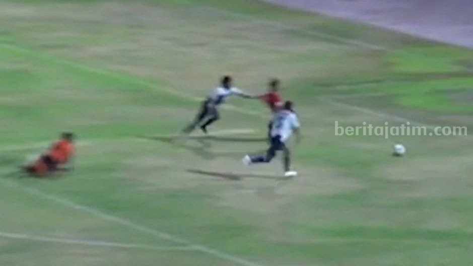 Cupture streaming pemain Tim Kabupaten Mojokerto saat ditarik pemain Tim Kabupaten Sidoarjo. [Foto : ist]