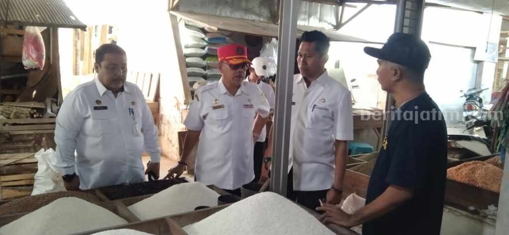 Bulog dan Pemkab gelar operasi pasar di pasar Anom Sumenep beberapa waktu lalu