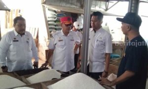 Bulog dan Pemkab gelar operasi pasar di pasar Anom Sumenep beberapa waktu lalu
