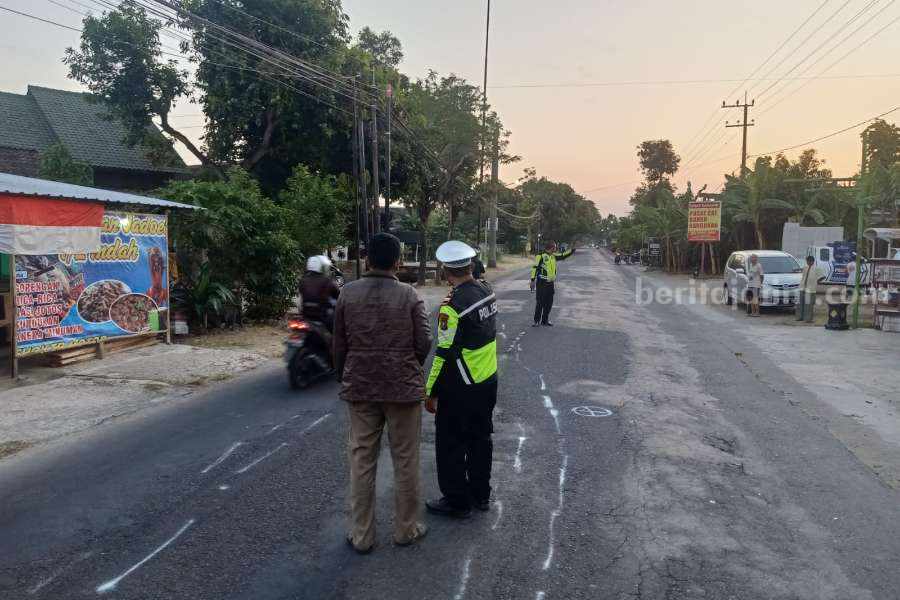 Unit Gakkum Satlantas Polres Magetan saat melakukan olah TKP di Takeran, Magetan.