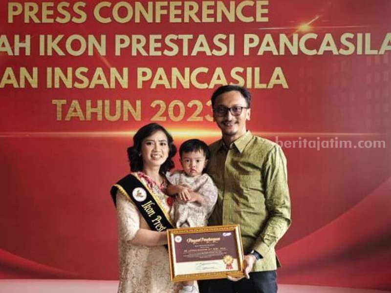 Ciptakan Robot Hybrid, Dosen ITS Terima Penghargaan dari BPIP Latifah Nurahmi ST MSc PhD bersama keluarga pada Penganugerahan Ikon Prestasi dan Insan Pancasila 2023 di Gedung Merdeka, Bandung.