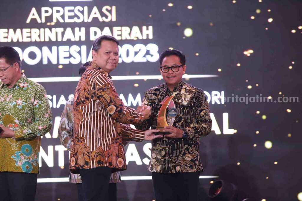 Pemkot Malang raih penghargaan atas inisiatif Elektronik Jaminan Kesehatan Nasional dalam kategori Transformasi Digital Terintegrasi. (Humas Pemkot Malang)