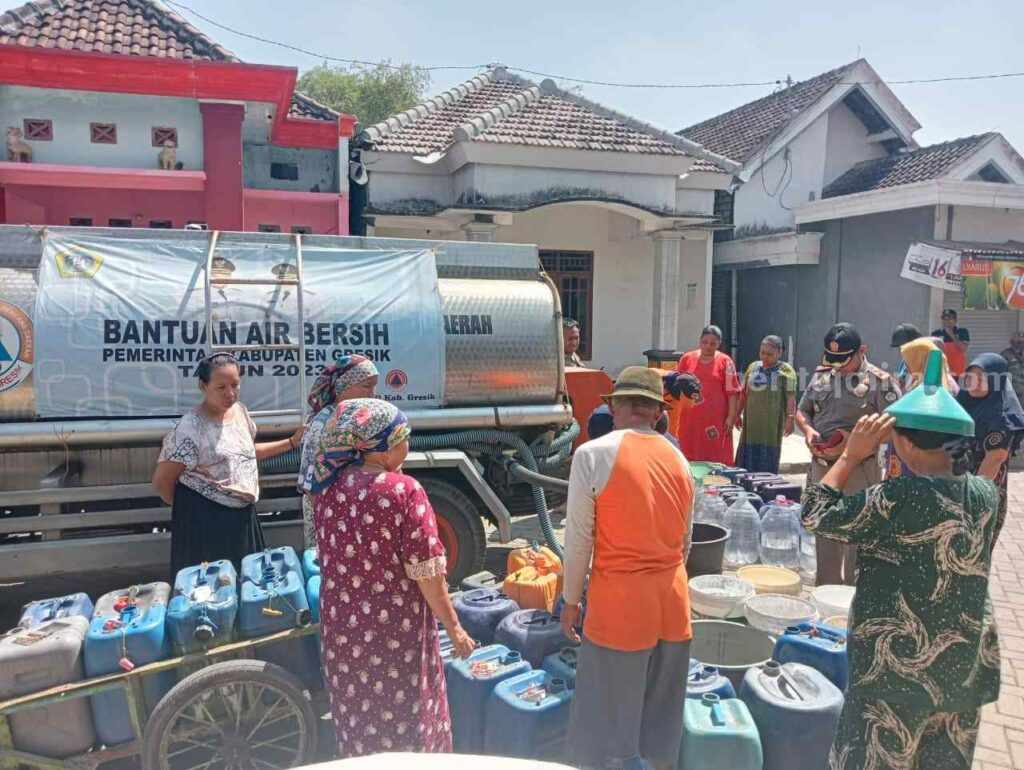 Warga Desa Ganggang, Kecamatan Balongpanggang, Gresik sedang mengantri demi mendapatkan air bersih dari BPBD