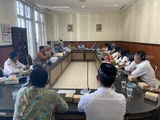 GHN 10 Mengadu ke Gedung Dewan Bangkalan Minta Aturan Direvisi Audensi GHN 10 dengan DPRD Bangkalan (Foto: Zamachsari/beritajatim.com)