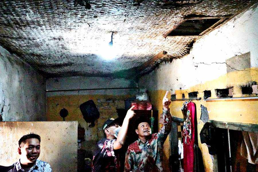 Wabup Sidoarjo H. Subandi dan petugas Baznas Sidoarjo Badrus Zaman melihat kondisi rumah yang tidak layak huni