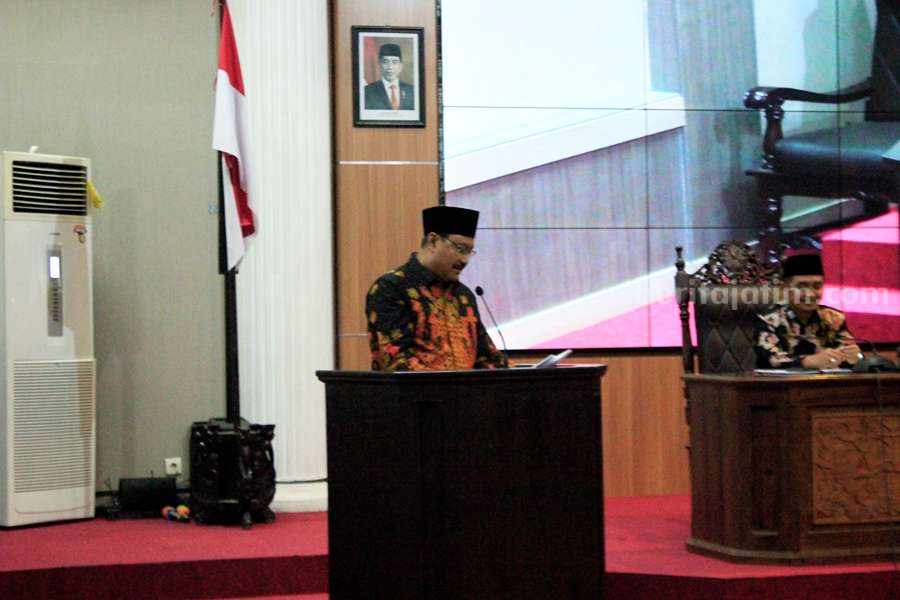 Wali Kota Pasuruan saat melakukan rapat paripurna.