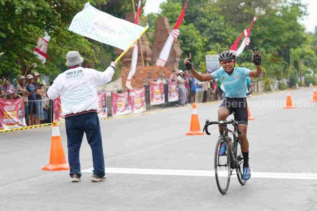 Atlet cabor Balap Sepeda Kabupaten Mojokerto, Vinsya Aditya PR saat memasuki garis finish. [Foto : ist] Porprov Jatim VIII