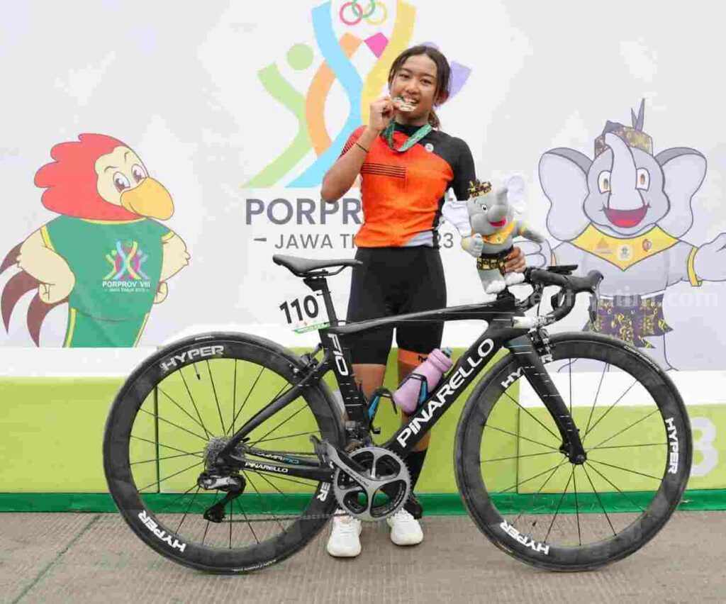 Pesepeda putri kontingen dari Kota Mojokerto, Mila Safa Fidela berhasil meraih medali emas kategori Criterium [Foto : ist] 