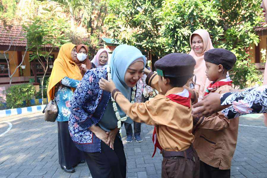 Ning Sasha Pastikan Transisi PAUD – SD Tanpa Calistung Bunda PAUD Hj. Sa'adah Ahmad Muhdlor mendapat kalung bola dari siswa