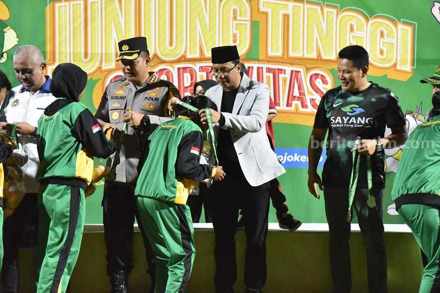 Bupati Sidoarjo Gus Muhdlor saat mengalungkan medali emas kepada para pemain sepak bola putri.