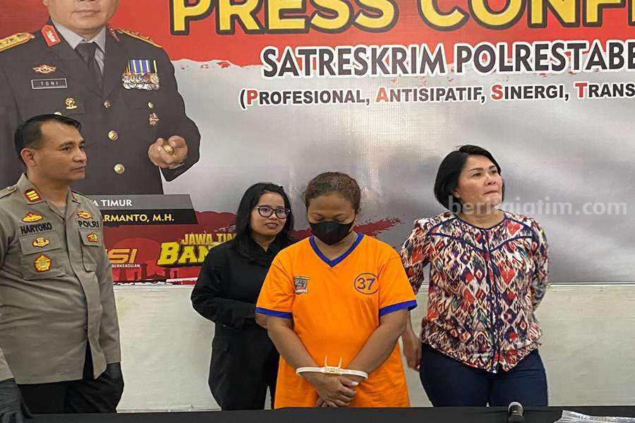 Istri Bacok Suami di Rungkut, Ngakunya Berhalusinasi Ditagih Hutang Anik Purwati saat dirilis di Polrestabes Surabaya, Jumat (15/09/2023). (Foto/anggadia).