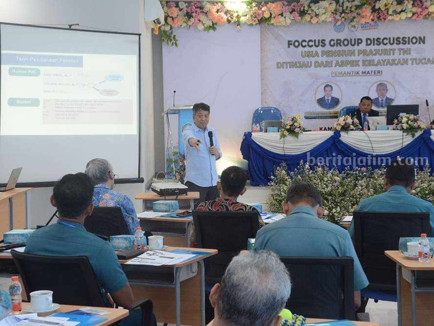 Universitas Hang Tuah Surabaya Kaji Ulang Masa Pensiun Prajurit TNI FGD oleh FH UHT Surabaya bertema 'Usia Pensiun Prajurit TNI dari Aspek Kelayakan Tuga'.