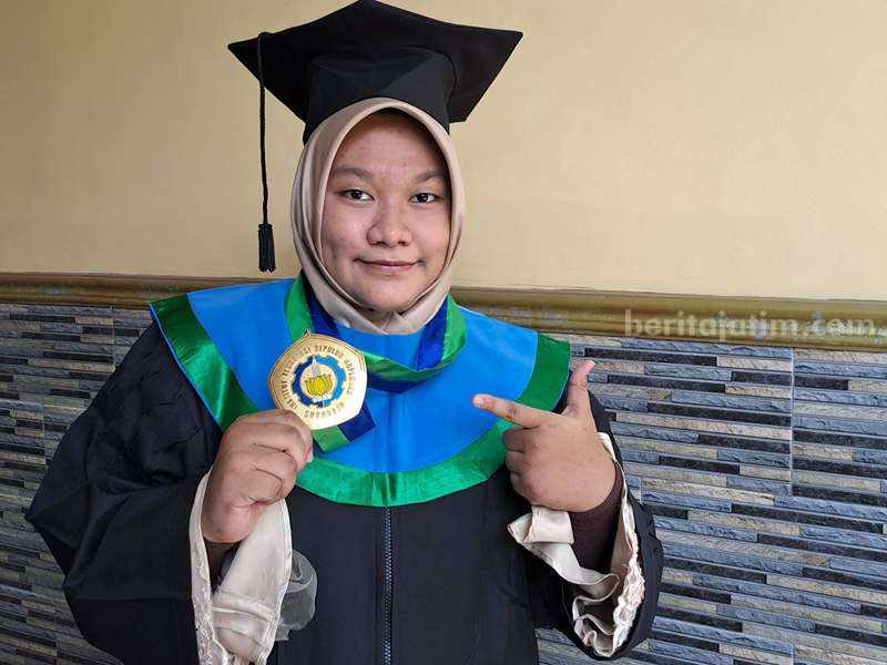 Qonita Jadi Wisudawan Termuda ITS Surabaya Usia 20 Tahun ITS