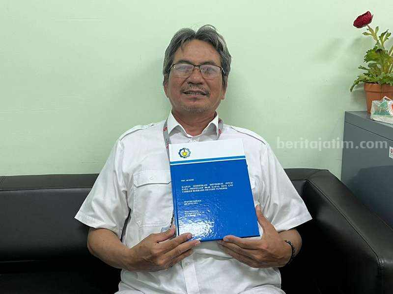 Ketagihan Menuntut Ilmu, Irfan Jadi Wisudawan Tertua di ITS Surabaya Wisudawan tertua