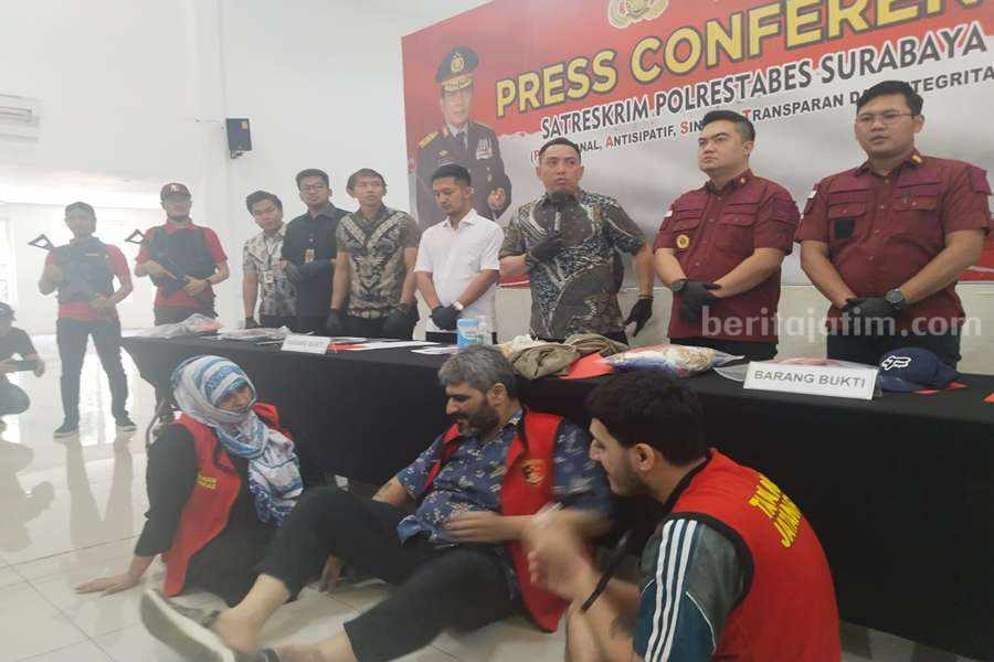 Tiga Warga Pakistan yang dirilis Polrestabes Surabaya, Jumat (15/09/2023) (foto/anggadia).