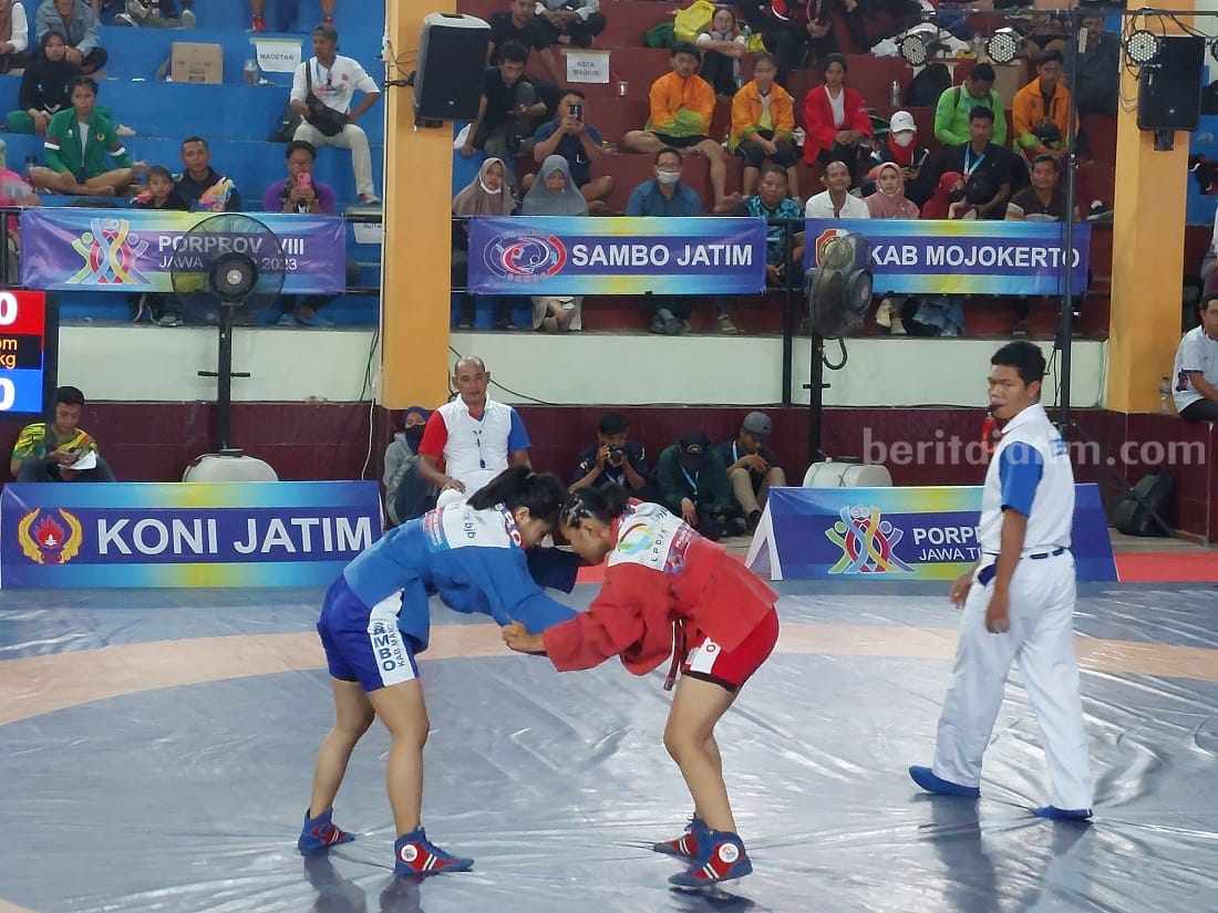 Atlet Kabupaten Malang dari Cabor Sambo, Iin Wijayanti Kelas 54 kilogram (kg) putri (kostum biru-red), mempersembahkan tiga medali emas dalam Porprov Jatim Ke-VIII, Jumat (15/9/2023).