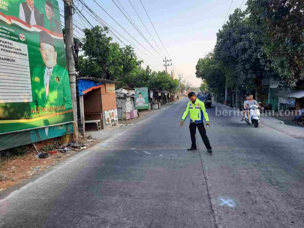 Anggota Satlantas Polres Gresik saat melakukan olah TKP di Jalan Raya Menganti