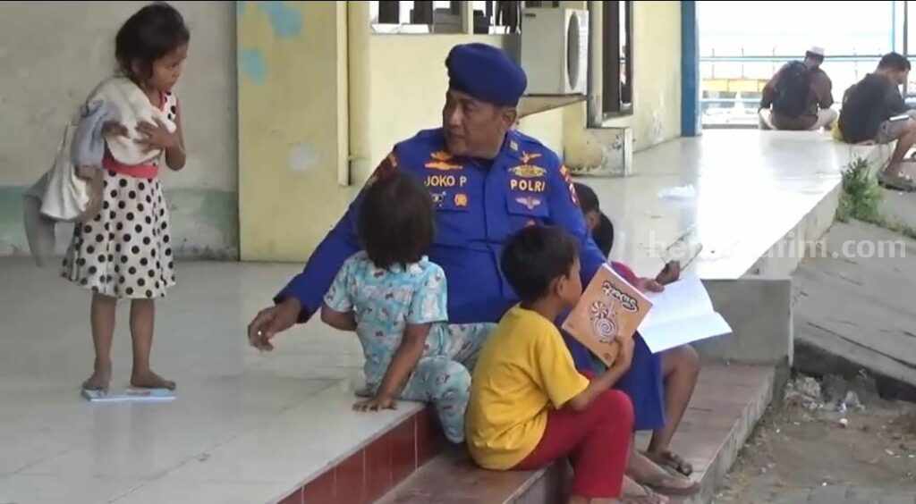 KBO Satpolairud Polres Bangkalan, Iptu Joko Purwo saat mengajari anak jalanan (Foto: Zamachsari/beritajatim.com)
