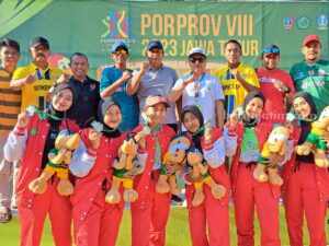 Raih Emas, Voli Pantai Beregu Putri Sumenep Pertahankan Juara Porprov Jatim Penyerahan medali emas bagi tim bola voli pantai