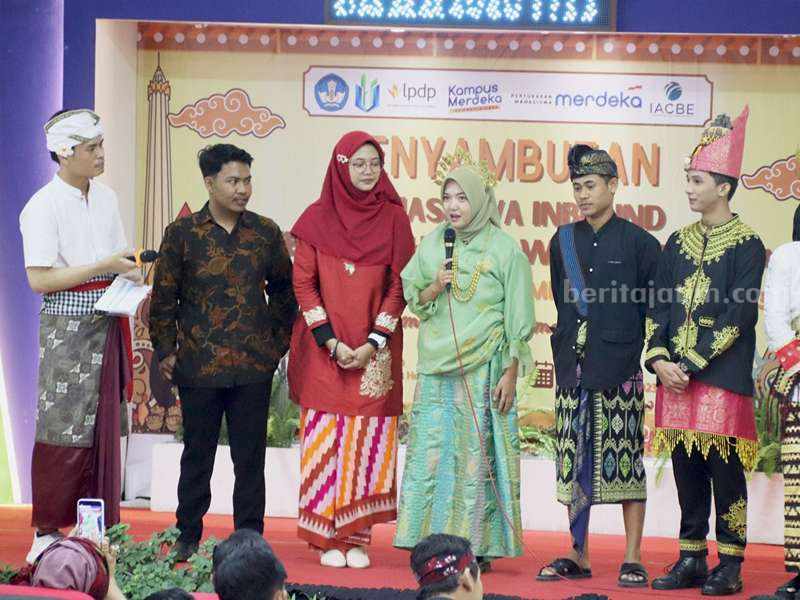 UHW Perbanas Terima 35 Mahasiswa Inbound, Dikenalkan Budaya Surabaya Penyambutan mahasiswa inbond di UHW Perbanas Surabaya.