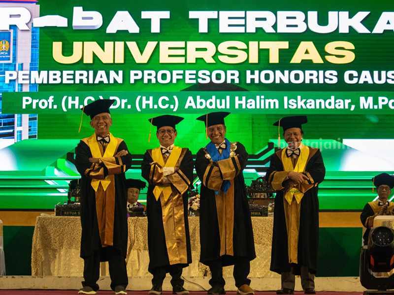 Penyematan gelar profesor kehormatan kepada Mendes-PDTT Halim Iskandar di Graha Unesa, Surabaya.