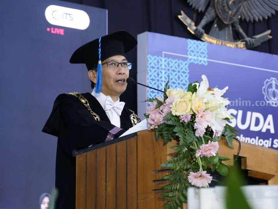 Rektor ITS Prof Mochamad Ashari saat memberikan pidato pada Wisuda ke-128.