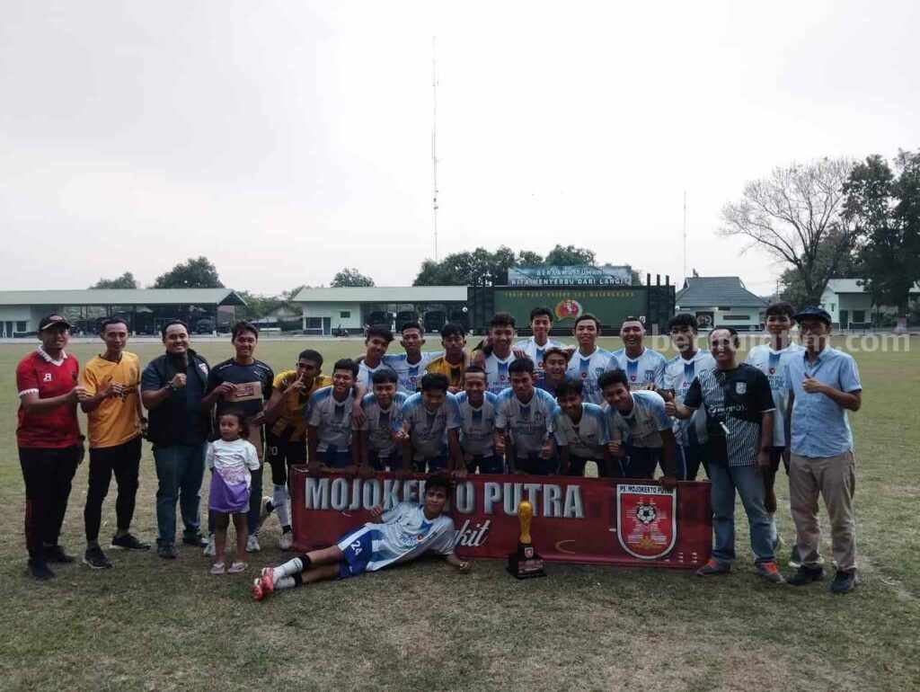 Presiden Klub PSMP, Raja Siahaan bersama pemenang MSL 2023. [Foto : ist]