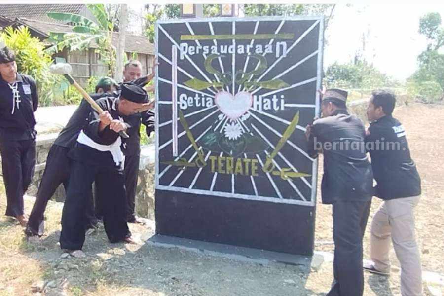 Pembongkaran tugu perguruan silat di Ngawi.
