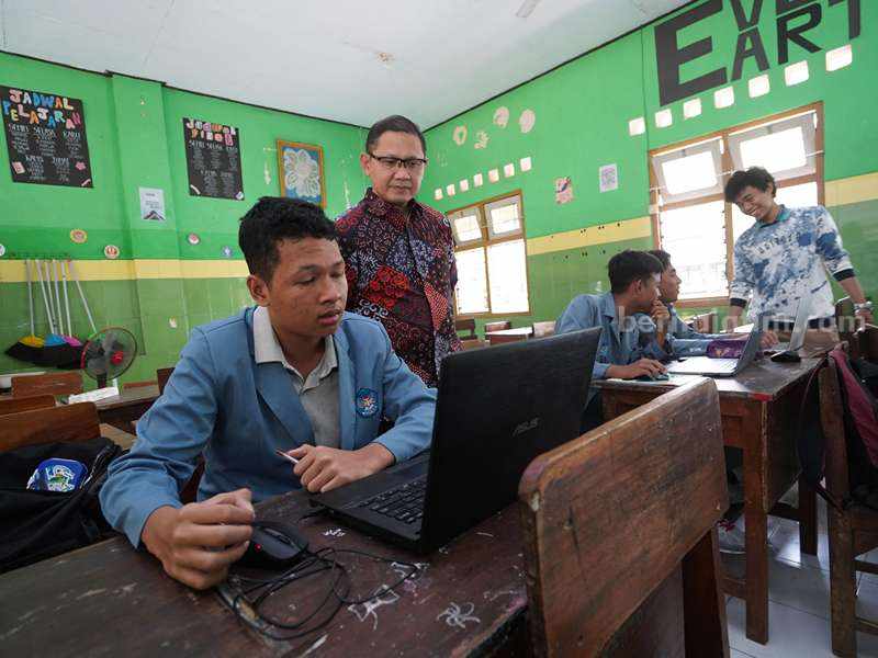 Kadindik Jatim Aries Agung Paewai meninjau ekskul Enterpreneur Milenial di SMAN 1 Puri, Kabupaten Mojokerto.