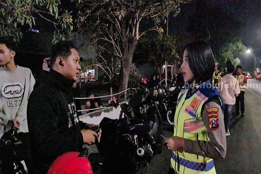 Polwan dari Satlantas Polrestabes Surabaya saat melakukan penindakan di Jalan Adityawarman, Minggu (17/09/2023). (Foto/Ist)