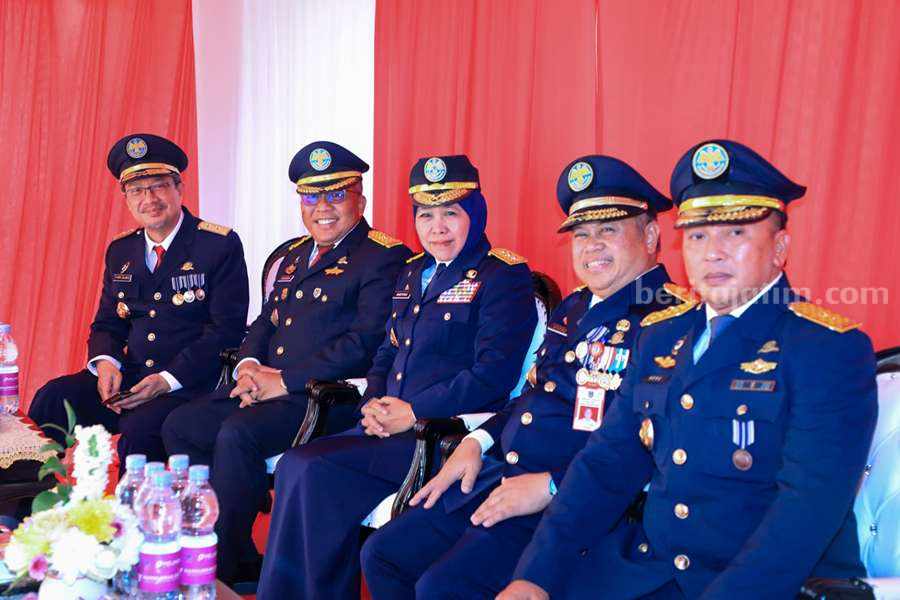 Gubernur Khofifah didampingi Kadishub Jatim Nyono di acara Upacara Harhubnas 2023