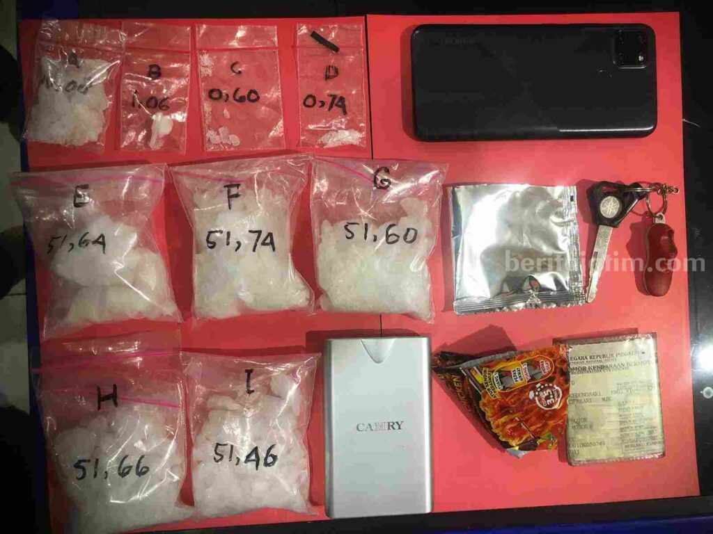Barang bukti sabu yang diamankan dari pelaku, KD (48). [Foto : ist]