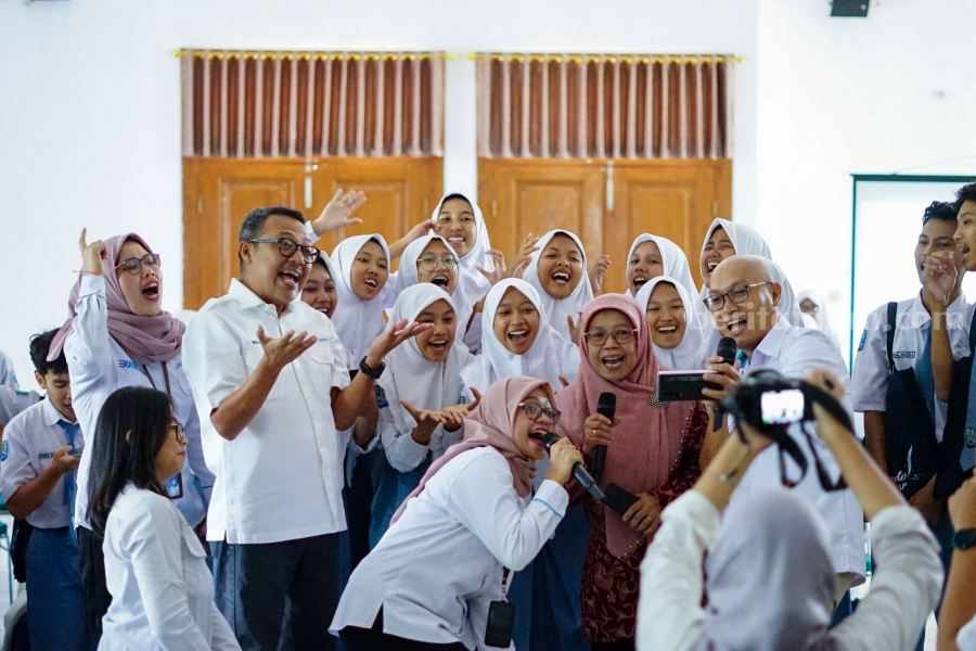 PT. Pelabuhan Indonesia (Persero) atau Pelindo saat foto bersama siswa SMAN 1 Tuban.