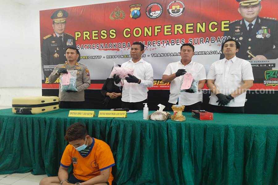 Ahmad Bustomi ketika dirilis di Polrestabes Surabaya, Senin (18/09/2023). (Foto/anggadia)