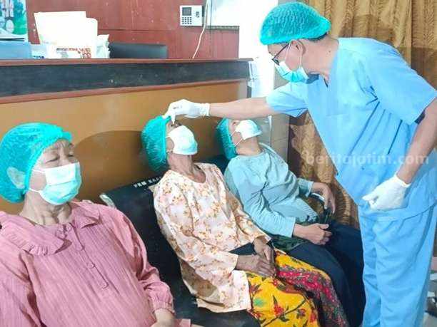 Tim Yankes Bergerak Layani Warga Pulau Raas Sumenep Masyarakat di Pulau Raas Sumenep mendapatkan pelayanan kesehatan mata dari Tim Yankes Bergerak Dinkes Jatim.