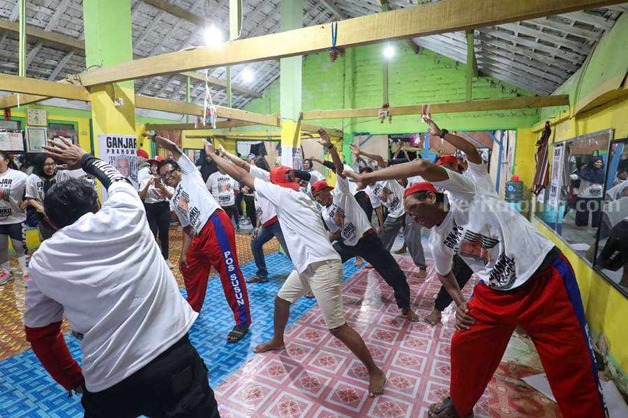 Komunitas Sopir Truk Pendukung Ganjar menggelar senam sehat