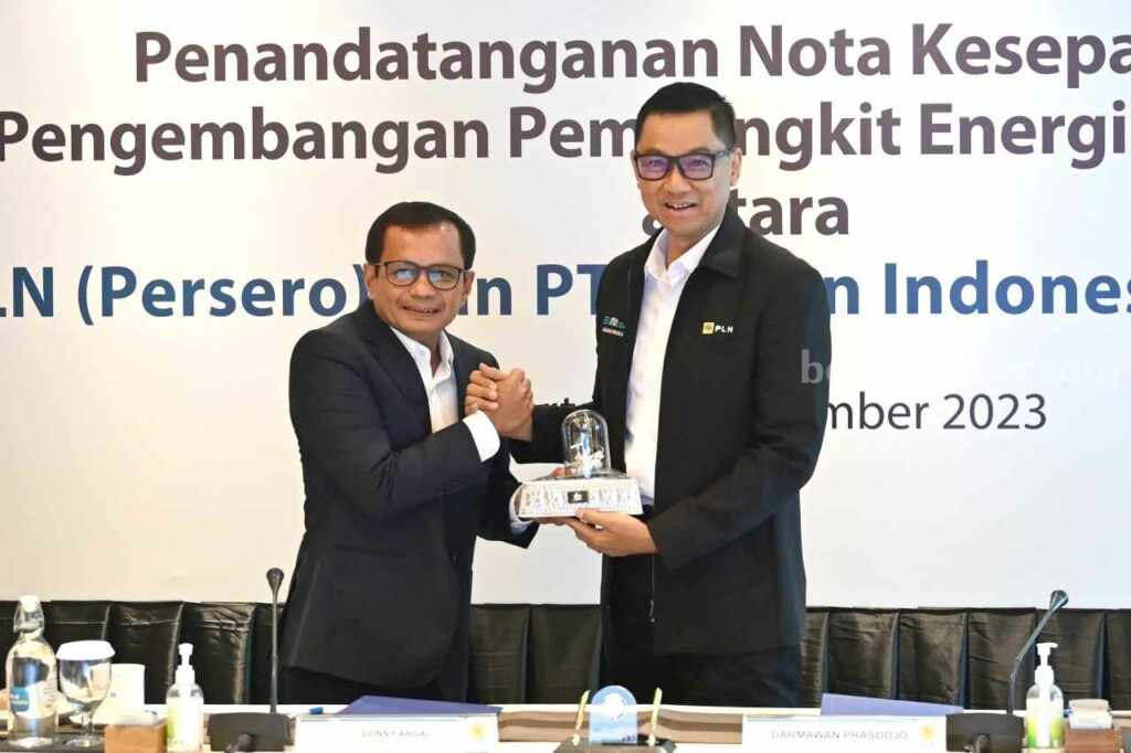 PLN dan SIG Berkolaborasi Demi Energi Terbarukan Ramah Lingkungan Dirut SIG Donny Arsal (kiri) dan Dirut PLN Darmawan (kanan) melakukan MoU penggunaan energi terbarukan ramah lingkungan