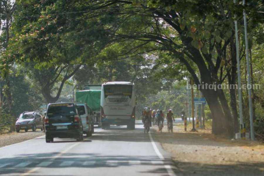 Rombongan pesepeda yang terpaksa turun aspal ketika Bus Sumber Selamat menyalip dari arah berlawana di Jalan Raya Madiun-Surabaya masuk wilayah Kecamatan Mejayan Kabupaten Madiun. [Foto: URCC Indonesia]