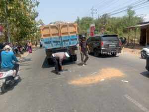 Seorang Siswi di Sumenep Meninggal Usai Tabrak Truk Sampah TKP laka lantas truk sampah vs sepeda motor
