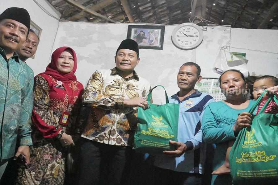 Wabup H. Subandi Sidak RTLH Warga Desa Cangkring Krembung, Temuannya Bikin Terenyuh Wabup H. Subandi bersama Dhomroni Chudlori di rumah warga Desa Cangkring Krembung